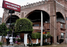 Hotel Wonder, Batala
